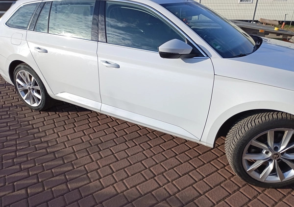 Skoda Superb cena 52000 przebieg: 256536, rok produkcji 2016 z Jaraczewo małe 211